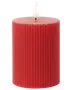 Rød bloklys med lodret rillet overflade, cylindrisk form og én væge. Uparfumeret, velegnet til dekoration eller stemningsbelysning. Cirka 10 cm høj, 7 cm i diameter.