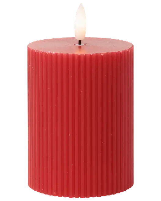Rød bloklys med lodret rillet overflade, cylindrisk form og én væge. Uparfumeret, velegnet til dekoration eller stemningsbelysning. Cirka 10 cm høj, 7 cm i diameter.