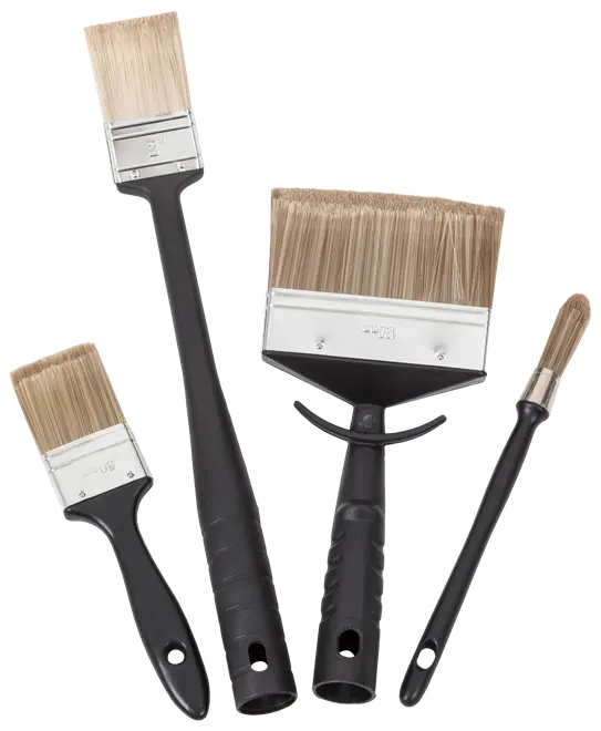Fyra målarpenslar med svarta plasthandtag och ljusa borst, olika storlekar och former för olika målningsuppgifter, passar för hemrenovering eller konstprojekt.