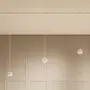 Minimalistisk pendellampe med tre matte glaskupler, ophængt fra en slank hvid skinne i loftet. Moderne design, ideel til køkken eller spisestue, giver blødt lys.