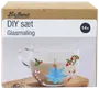 DIY-set för glasfärgning, 14+, innehåller ett klart glas med festliga motiv som blå stjärna, polkagris, järnek och gulddetaljer. Presentförpackad.