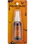 Sprayflaske med falsk blod, 50 ml, hvid dyse. Pakket på orange Halloween-karton med flagermus, spindelvæv og bloddråber. Velegnet til brug på huden.