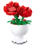 LEGO-liknande röd rosbukett med gröna stjälkar och blad i en vit piedestalvas.