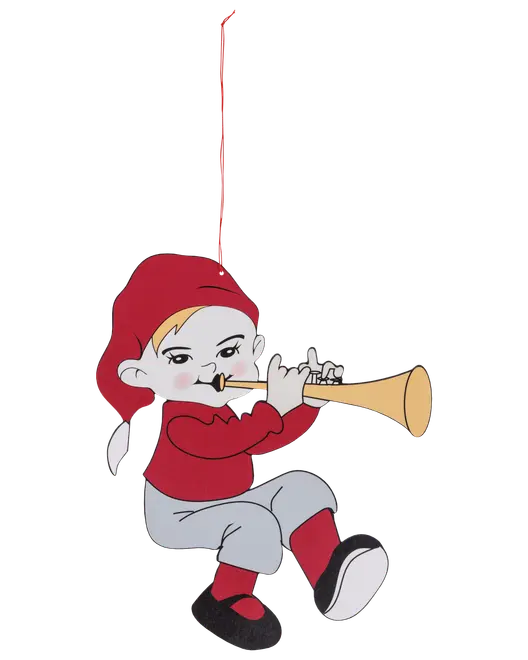 Träprydnad av en sittande tomte som spelar trumpet, med röd mössa, tröja och strumpor, grå byxor, svarta skor och hänger i rött snöre. Ansiktet är suddigt.