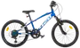 Børne-mountainbike med blå stel, forgaffel affjedring, grove dæk, justerbart sæde og styr. Udstyret med reflekser, flere gear og robust design til terrænkørsel.