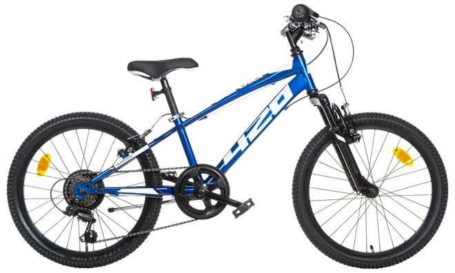 Børne-mountainbike med blå stel, forgaffel affjedring, grove dæk, justerbart sæde og styr. Udstyret med reflekser, flere gear og robust design til terrænkørsel.