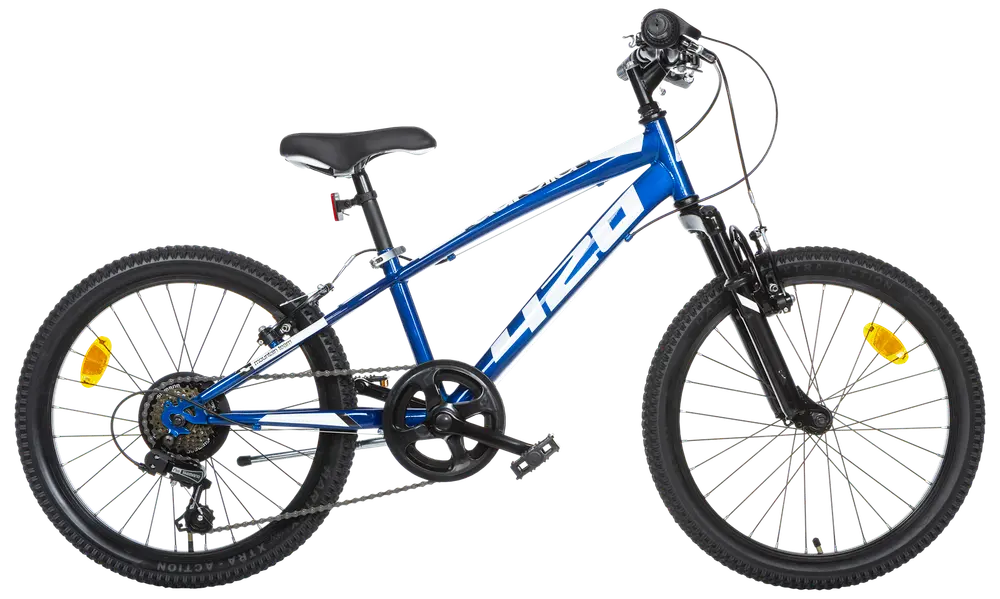 Barn-mountainbike med blå ram, framdämpning, grova däck, justerbar sadel och styre. Utrustad med reflexer, flera växlar och robust konstruktion för terrängcykling.
