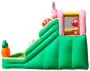 Oppustelig grøn og gul rutsjebane med lyserøde kanin- og svampedekorationer, gulerodsformet oppustelig ved bunden og netindhegning øverst. Til børns udendørs leg.