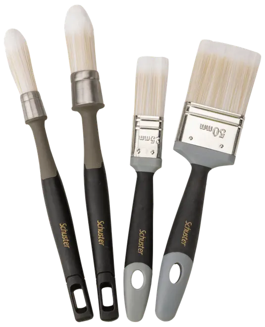 Sæt med fire Schuster malerpensler med sorte håndtag, sølvfarvede ferruler og hvide børster. Indeholder to runde og to flade pensler i forskellige størrelser til maling.