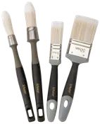 Sæt med fire Schuster malerpensler med sorte håndtag, sølvfarvede ferruler og hvide børster. Indeholder to runde og to flade pensler i forskellige størrelser til maling.