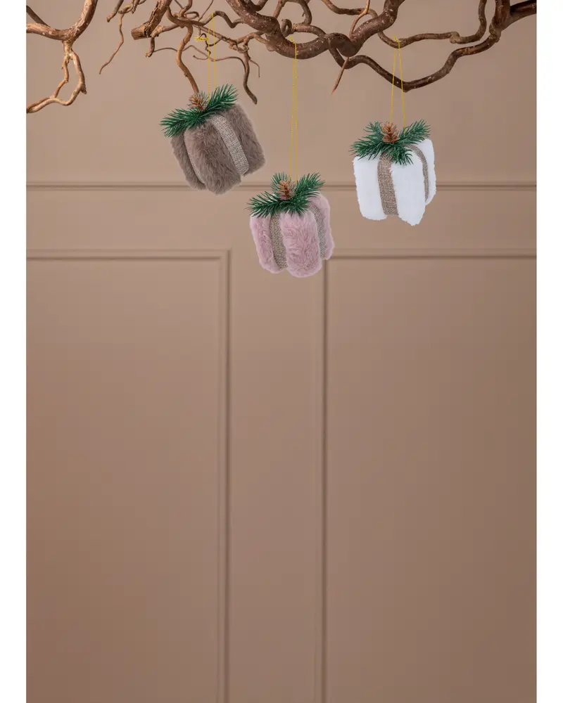 Set med tre mjuka presentaskprydnader i neutrala färger, dekorerade med konstgjorda grankvistar och guldtrådar, perfekta för julgran eller högtidsdekoration.