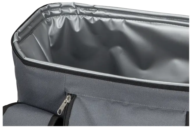 Grå isolerad kylväska med dragkedja upptill, rymligt innerfack och framficka med dragkedja. Perfekt för att hålla mat och dryck kall vid utflykter.