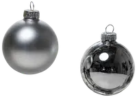 Set med två silverfärgade julgranskulor, en med matt yta och en med blank, reflekterande finish. Båda har dekorativa silverfästen och upphängningsöglor.