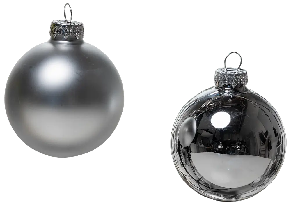 Set med två silverfärgade julgranskulor, en med matt yta och en med blank, reflekterande finish. Båda har dekorativa silverfästen och upphängningsöglor.