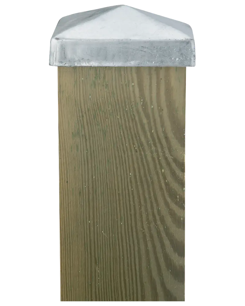 Fyrkantig trästolpe med silverfärgad metallhätta. Tryckimpregnerat trä för utomhusbruk, hättan skyddar toppen mot väderskador. Passar till trädgårds- eller gränsstaket.