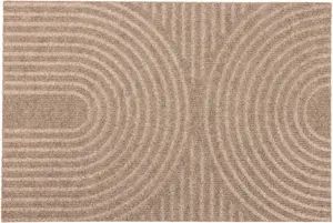 Rektangulär beige dörrmatta med upphöjt koncentriskt cirkelmönster, tillverkad av slitstarkt, texturerat material. Halkfri baksida, passar inomhus och utomhus, lätt att rengöra.