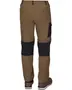 Brune outdoor-bukser med sorte forstærkede knæ- og lægpaneler, elastisk talje, baglommer og sidelomme. Slidstærkt design til vandring eller arbejde.