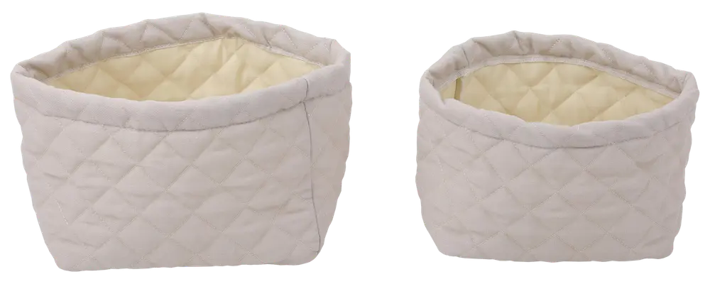 Sæt med to quiltede stofopbevaringskurve i lysebeige, ovale med bløde polstrede sider og cremefarvet inderside, ideelle til organisering af småting eller babyudstyr.