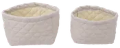 Set med två quiltade förvaringskorgar i ljust beige tyg, ovala med mjuka vadderade sidor och krämfärgad insida, perfekta för småsaker eller barnrumsförvaring.