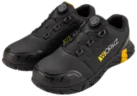 Svarta arbetsskor med förstärkt tå, halksäker sula, gula detaljer och snabbsnörning med vred. Hållbar design för industriell användning. 'WORKZ' tryckt på sidan.