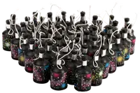 Sæt med farverige festbomber med tegneserieetiketter, hver med snor til aktivering. Perfekt til fester, udsender konfetti ved brug. Forskellige designs og farver medfølger.