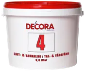 Hvid plastspand med rødt låg, mærket 'Decora Indoor 4', indeholder 9 liter loft- og vægmaling. Velegnet til indendørs brug, tekst på dansk og svensk.