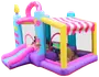 Farverig oppustelig hoppeborg med rutsjebane, sliktema, net-sider og stribet tag. Ideel til børns leg, i pink, lilla, gul og blå til udendørs sjov.