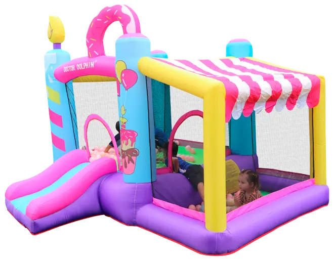 Farverig oppustelig hoppeborg med rutsjebane, sliktema, net-sider og stribet tag. Ideel til børns leg, i pink, lilla, gul og blå til udendørs sjov.