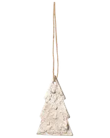 Vit julgransprydnad med rustik yta, formad som en gran, med naturfärgad snöre för upphängning. Perfekt för juldekoration eller present.