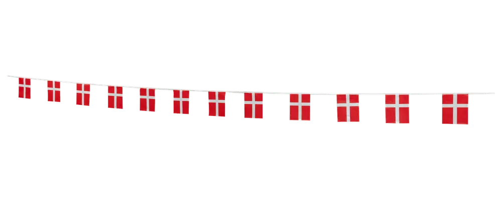 Snor med små danske flag på hvidt bånd, velegnet til pynt. Hvert flag er rødt med hvidt kors, jævnt fordelt langs guirlandens længde.