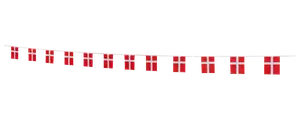 Snor med små danske flag på hvidt bånd, velegnet til pynt. Hvert flag er rødt med hvidt kors, jævnt fordelt langs guirlandens længde.