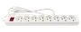 Hvid stikdåse med otte udtag, rød tænd/sluk-knap og fastmonteret ledning. Velegnet til flere elektroniske enheder. Rektangulært og enkelt design til hjem eller kontor.