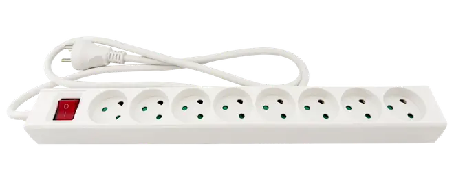 Hvid stikdåse med otte udtag, rød tænd/sluk-knap og fastmonteret ledning. Velegnet til flere elektroniske enheder. Rektangulært og enkelt design til hjem eller kontor.