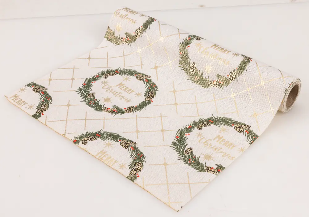 Julbordsduk med guldrutigt mönster, gröna kransar, röda detaljer och texten "Merry Christmas". Tillverkad av tyg, passar för festlig dukning.