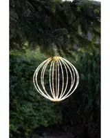 Utomhus hängande LED-ljussfär med varmvit belysning, tillverkad av metallremsor i klotform, väderbeständig och perfekt för trädgårds- eller altandekoration året runt.