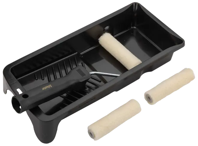 Malerrullesæt med sort bakke, rullehåndtag og tre hvide rullebetræk. Perfekt til jævn maling på vægge og overflader. Holdbar plastbakke med tekstureret område.