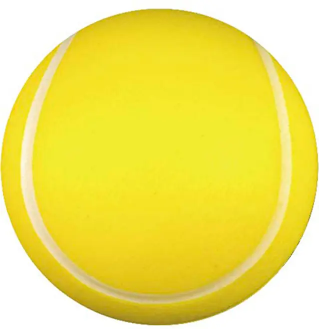 Lys gul tennisbold med hvide buede sømme, vist tæt på på en enkel hvid baggrund.