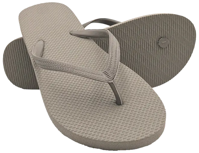 Grå flip-flops med mönstrade gummisulor och remmar. Enkel slip-on design, perfekt för vardag, strand eller pool. Hållbara och bekväma att använda.
