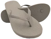 Grå flip-flops med mönstrade gummisulor och remmar. Enkel slip-on design, perfekt för vardag, strand eller pool. Hållbara och bekväma att använda.