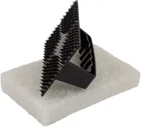 Grillrenseværktøj med hvid skuresvamp og sort plastikhåndtag med stive børster. Velegnet til at fjerne fastbrændte rester fra grillriste og overflader.