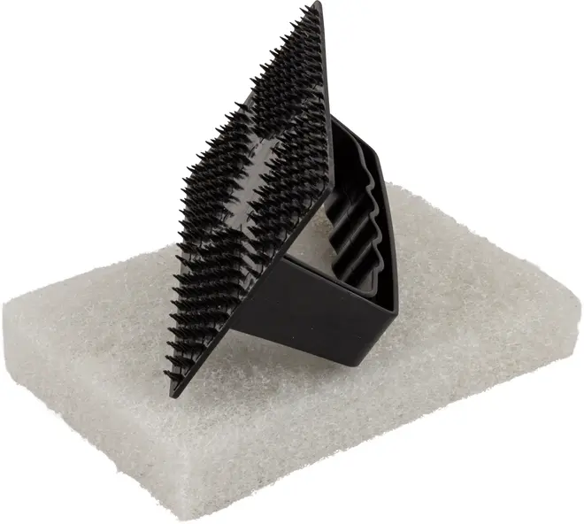 Grillrenseværktøj med hvid skuresvamp og sort plastikhåndtag med stive børster. Velegnet til at fjerne fastbrændte rester fra grillriste og overflader.