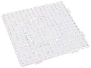 Gennemsigtig firkantet plastplade med hævede knopper og cirkulær rille i midten, designet til at forhindre glidning og holde genstande stabile, ideel til køkken eller husholdning.