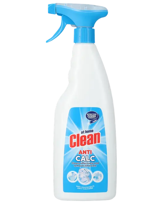 Hvid plastiksprayflaske med At Home Clean Anti Calc, fjerner kalk. Blå spraydyse og etiket med produktinformation og rengøringsikoner.