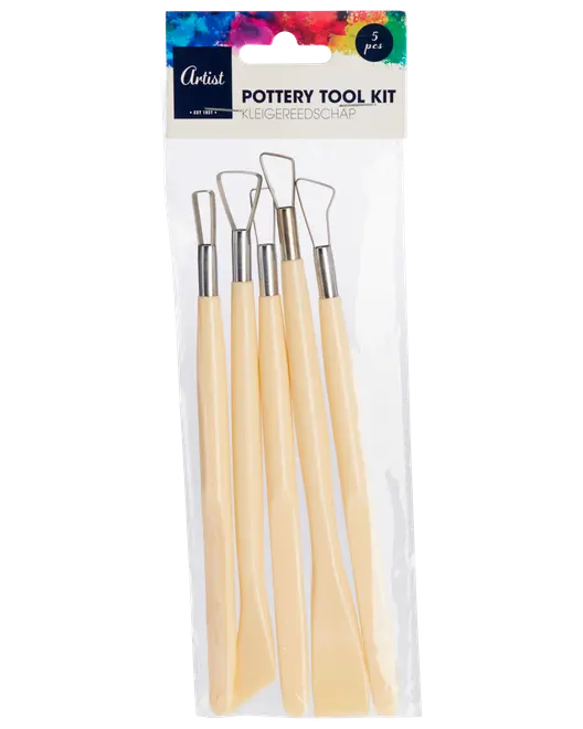 Set med fem keramikverktyg med beige plasthandtag och metallöglor, perfekta för att skulptera, skära och forma lera. Förpackade i genomskinlig plastpåse.