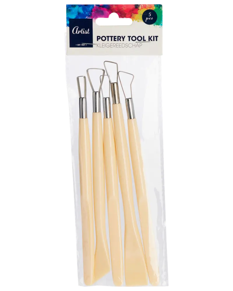 Set med fem keramikverktyg med beige plasthandtag och metallöglor, perfekta för att skulptera, skära och forma lera. Förpackade i genomskinlig plastpåse.