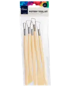 Set med fem keramikverktyg med beige plasthandtag och metallöglor, perfekta för att skulptera, skära och forma lera. Förpackade i genomskinlig plastpåse.
