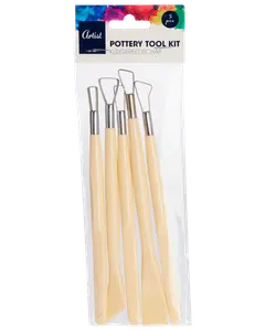 Set med fem keramikverktyg med beige plasthandtag och metallöglor, perfekta för att skulptera, skära och forma lera. Förpackade i genomskinlig plastpåse.