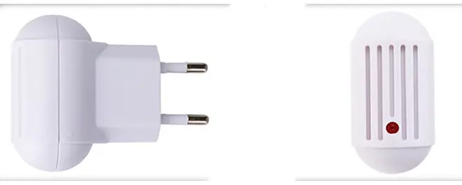 Hvidt elektrisk plug-in apparat med EU-stik med to ben, ventilationsriller og rød indikatorlampe.