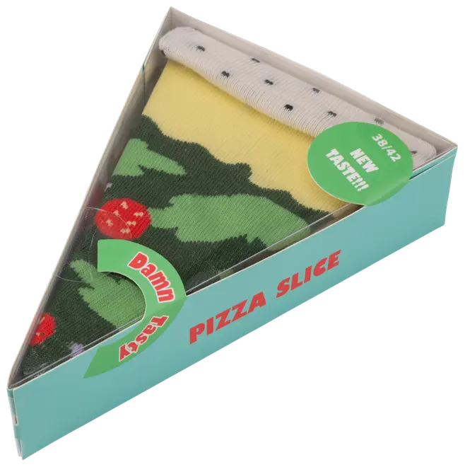 Ett par strumpor utformade som en pizzaslice, förpackade i trekantig pizzakartong. Färgglatt toppingmönster, passar storlek 39-42, rolig present.