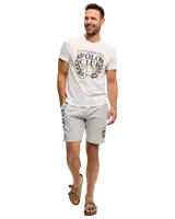 Herroutfit med vit Polo Club t-shirt med tryck, ljusgrå shorts med logotyp på sidan och beige sandaler. Bekväm, sportig stil för sommar eller fritid.